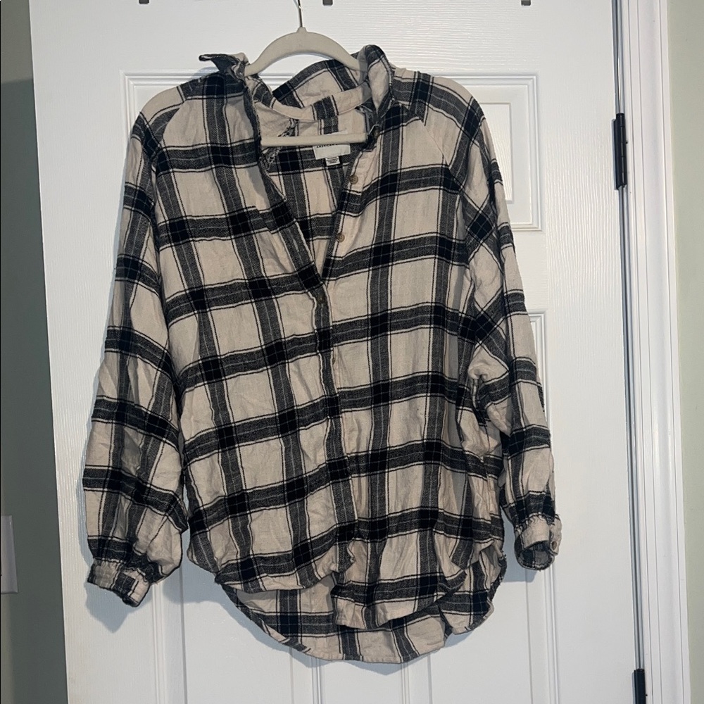 American Eagle Outfitters Black and Cream Plaid Button Down Shirt